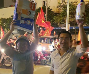 Khoảnh khắc đáng yêu bây giờ mới dám công khai của ông bố lấy cớ đi mua bỉm cho con mà 'sa chân' vào team đi bão U23