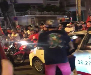 Nam thanh niên quá khích chặn đánh tài xế taxi vì bị cản đường 'đi bão'