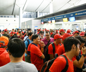 Người hâm mộ ùn ùn đi 'tiếp lửa' cho Olympic Việt Nam từ mờ sáng