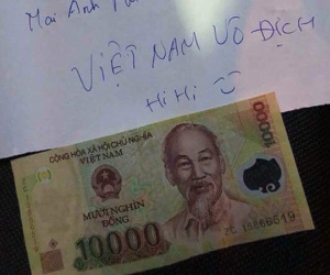 Tờ giấy nhắn 'mượn tạm cờ đi bão' và 10 nghìn đồng để lại của người lạ