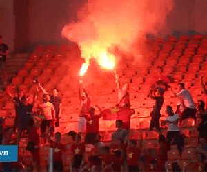 Video: CĐV Việt Nam bị áp giải ra khỏi sân vì đốt pháo sáng