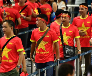 Video: CĐV Việt Nam lên đường cổ vũ đội tuyển Olympic