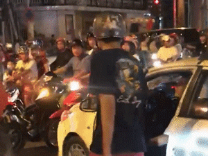 Video: Nam thanh niên quá khích chặn đánh tài xế taxi vì bị cản đường 'đi bão'