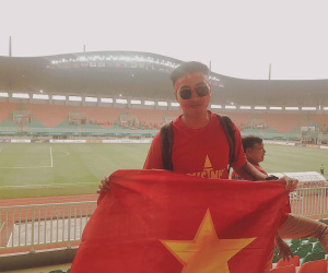Vợ chồng Only C đã có mặt tại Indonesia, rạng rỡ giơ cao cờ Việt Nam trên khán đài sân vận động