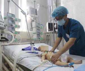 Bé trai 6 tháng tuổi nguy kịch sau khi được chữa 'mở khoá đầu'