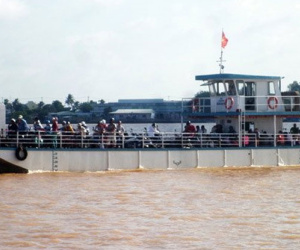 Diễn biến mới vụ bé gái 'lọt' phà, rơi xuống sông Hậu tử vong