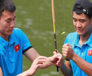 Giải sầu sau trận thua Hàn Quốc, cầu thủ U23 Việt Nam đi... câu cá