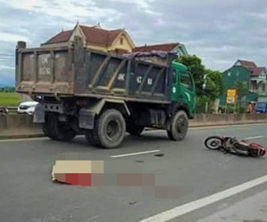 Tông vào đuôi xe tải đi lùi ra quốc lộ, một người tử vong