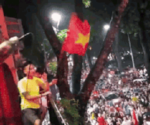 Tuấn Hưng hát cùng hàng nghìn CĐV sau trận thua của Olympic Việt Nam