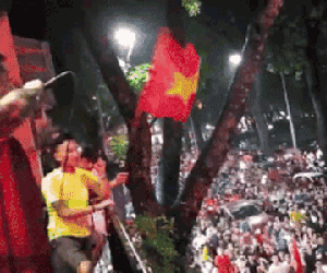 Video: Tuấn Hưng hát cùng hàng trăm cổ động viên sau trận bán kết