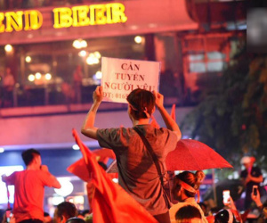 Việt Nam thua trận chắc không buồn bằng nỗi cô đơn, thanh niên cơ hội tranh thủ giơ biển tuyển người yêu giữa tâm 'bão'
