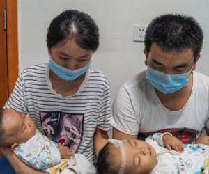 Vợ chồng nghèo Trung Quốc bốc thăm chọn cứu một trong hai con sinh đôi