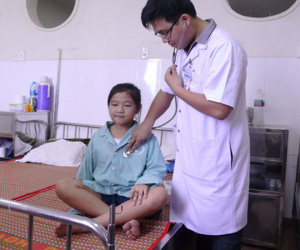 Vụ cô bé mắc bệnh 'mồ hôi máu': Chưa có phác đồ điều trị