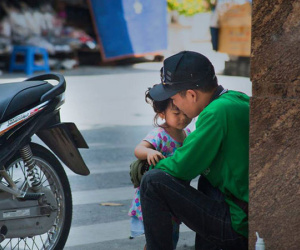 Chỉ với một khoảnh khắc giản dị và khiêm nhường, bức ảnh 'ông bố xe ôm và con gái' đã khiến cộng đồng MXH tan chảy