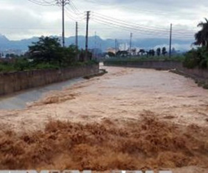 Hòa Bình: 3 cảnh sát bị thương do sập tường bao và điện giật trong mưa