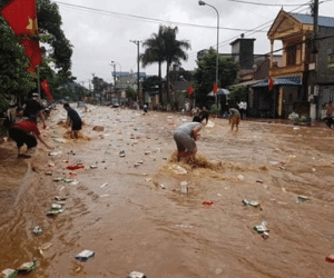 Kho hàng siêu thị ở Sơn La bị lũ cuốn, người dân lao ra vớt