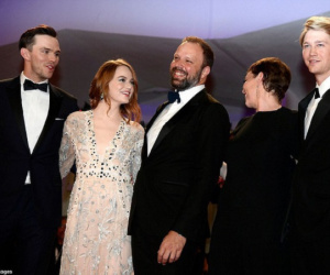 LHP Venice ngày 2: Emma Stone trở thành tâm điểm thảm đỏ với váy xuyên thấu táo bạo