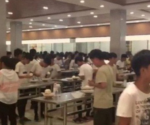 Một trường học Trung Quốc dẹp hết ghế trong căng tin để học sinh đứng ăn cho nhanh, học cho nhiều