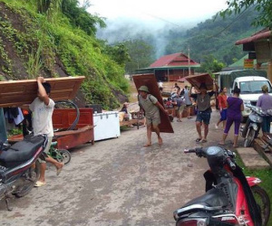 Nhà bị nước lũ 'nuốt chửng', người dân nháo nhác tháo cửa mang lên đường cất