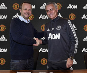 Quan hệ giữa HLV Mourinho và Ed Woodward vẫn tốt