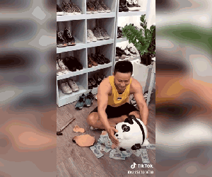 Soái ca đập heo đất to đùng, tiền chảy ra như suối, nhưng điều khiến dân mạng 'lác mắt' lại ở sau lưng anh ấy