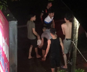 Thấy bạn nhậu vỗ mông vợ mình, người đàn ông cầm kéo đâm nam thanh niên tử vong