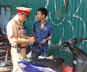 Hà Nội: Bắt giữ người đàn ông điều khiển xe máy gắn biển số “lạ