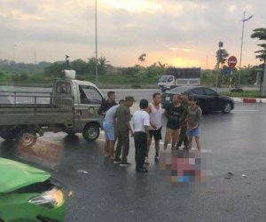 Hà Nội: Va chạm với xe taxi tại ngã tư, đôi vợ chồng tử vong thương tâm