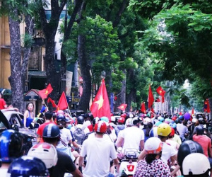 Không sao cả! Hàng nghìn CĐV vẫn xuống đường đi bão, cổ vũ cho tinh thần chiến đấu hết mình của Olympic Việt Nam