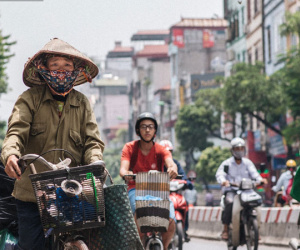 Một ngày đạp xe nhặt rác của người mẹ nghèo nuôi 3 cô con gái đỗ Đại học