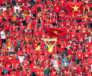 Video: Cổ động viên đội nắng tới sân cổ vũ Olympic Việt Nam