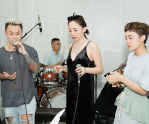 Chung kết The Voice: Bộ tứ HLV hoà giọng, hình ảnh đội tuyển Olympic bóng đá Việt Nam rực đỏ sân khấu