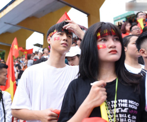 'Hot boy trường Y' gây chú ý khi xuất hiện trên khán đài cổ vũ Olympic Việt Nam cùng một cô gái lạ