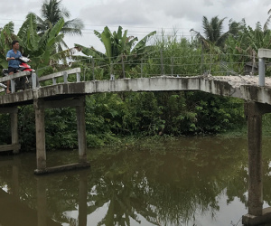 Nửa đêm, người đàn ông dẫn con trai và cháu nội đi đập phá cầu từ thiện