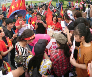 Video: Cổ động viên hụt hẫng khi không được đón xe chở đội Olympic