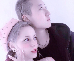 Bạn gái đồng tính xác nhận đính hôn với con rơi Thành Long, cả 2 cùng làm chủ studio chụp ảnh