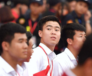 Đang dự lễ mừng công, Duy Mạnh vẫn 'tranh thủ' chạy ra ngoài mang nước cho bạn gái
