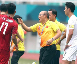 HLV Park lý giải hành động xoa đầu Son Heung-min khi bị 'nghe lỏm'