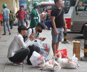 Kết thúc 3 ngày nghỉ lễ, người dân lỉnh kỉnh đồ đạc ùn ùn kéo về thành phố