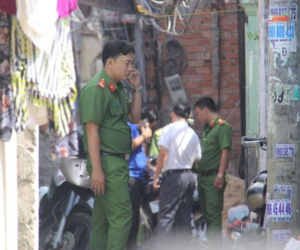 Nghi án chồng sát hại vợ rồi treo cổ tự tử, con trai khóc ngất trước cửa nhà