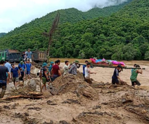 Thanh Hóa: Lặng bước trong bùn cáng thi thể ra khỏi dòng lũ