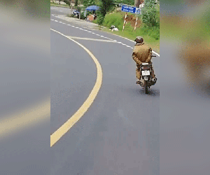 Video: Thót tim cảnh người đàn ông chắp hai tay sau lưng 'làm xiếc' trên xe máy đổ hết đèo Prenn