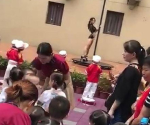 Bất bình trước cảnh trường mẫu giáo mừng khai giảng bằng... múa cột