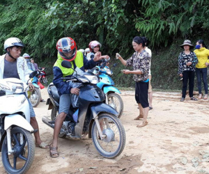Lãnh đạo xã nói về clip công an bảo kê thu tiền qua điểm sạt lở với giá '10 ngàn thôi nhé'