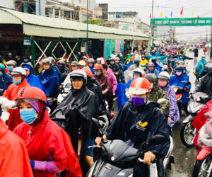 Người dân ùn ùn đội mưa trở lại Sài Gòn sau kỳ nghỉ lễ