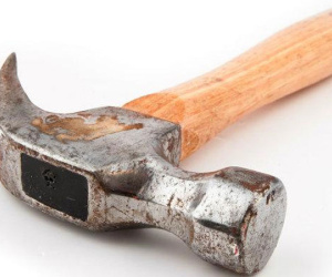 Tạm giữ nghi can dùng búa đánh vào đầu em vợ