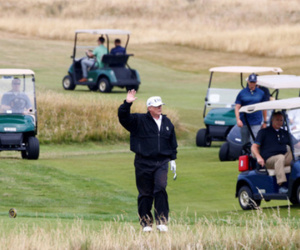 Trump hứng chỉ trích vì chơi golf trong ngày tổ chức tang lễ McCain