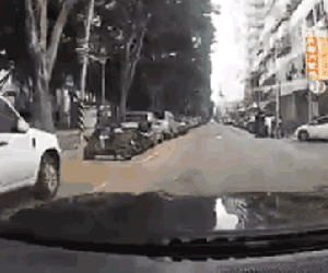 Video: 'Lao ra như bay' trước mũi ô tô, cậu bé gặp tai nạn xót xa