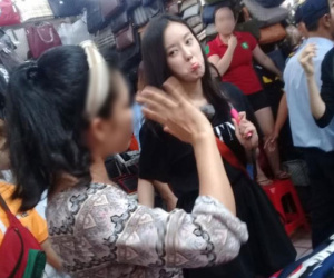 Kì kèo trả giá giữa chợ Bến Thành, phản ứng của Hyomin (T-ara) khi bị chủ hàng mắng té tát bỗng gây sốt