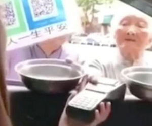 Ăn mày Trung Quốc chê tiền mặt, đòi khách qua đường quét mã QR và ví điện tử